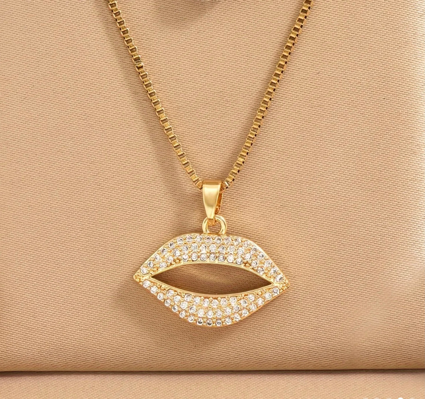 Kiss Me Golden Stainless Steel Chain Lips